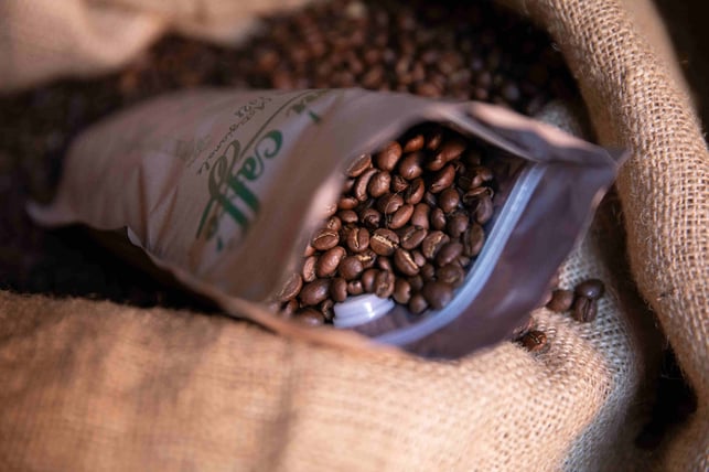 Spezialitätenkaffee ist ein hochwertiges Produkt, das den besten Schutz verdient. Flexible Verpackungen von Packstyle sind ideal für kleine Röstereien, die Kaffeearomen perfekt erhalten möchten